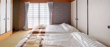 4 bedrooms, iron/ironing board, WiFi, bed sheets