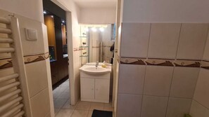 Basic Room | Bathroom | Shower, free toiletries, hair dryer, towels - Simple Room Long Stay Central Location (Vienna)