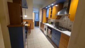 Fridge, microwave, oven, stovetop - Simple Room Long Stay Central Location (Vienna)
