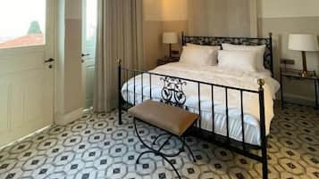 Habitación doble Confort, para no fumadores, vista a la ciudad | Caja de seguridad en la habitación y cortinas blackout