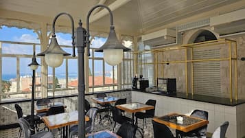 Habitación doble Confort, para no fumadores, vista a la ciudad | Restaurantes