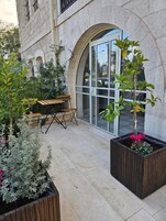 Exclusive Twin Room, Courtyard View | Outdoor dining