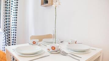 Basic Apartment | Dining