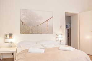 Laptop workspace, iron/ironing board, free WiFi - Cozy 1BR Long Stay Near Waldmullerpark (Vienna)