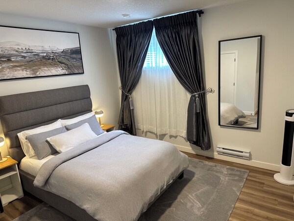 Fivestar Inspired Private Suite- Downtown Access - Calgary