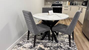 House, 1 Bedroom | Dining room