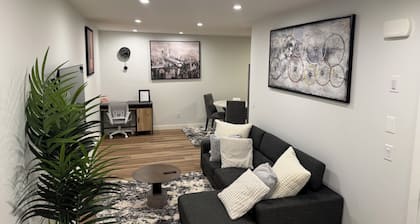 Modern Calgary Stay , Free Parking, Fast Wi-fi