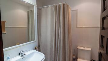 Secador de pelo, toallas, jabón y papel higiénico