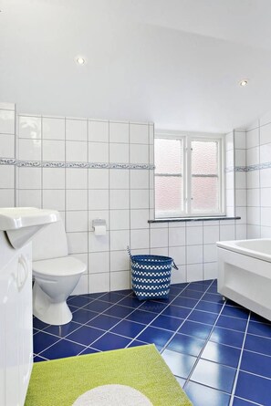 Bathroom - Charming Townhouse in Central Ystad (Ystad)