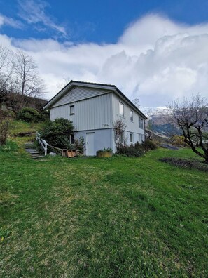 Hus, 3 soverom, balkong | Eksteriør