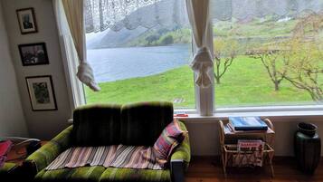 House, 3 Bedrooms, Balcony | Ruang tamu