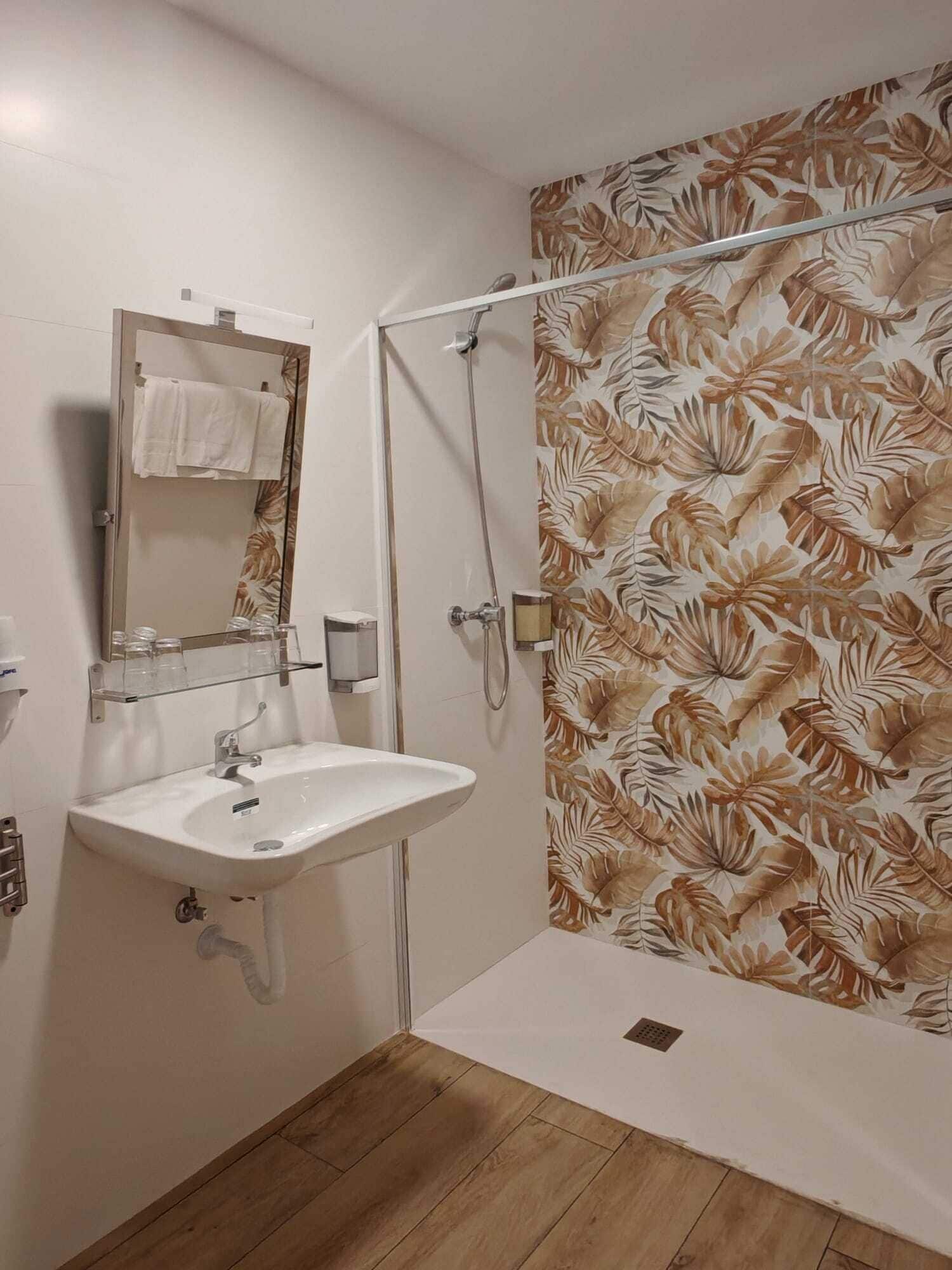 Bruser, hårtørrer, håndklæder, Sæbe