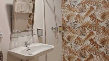 Bruser, hårtørrer, håndklæder, Sæbe