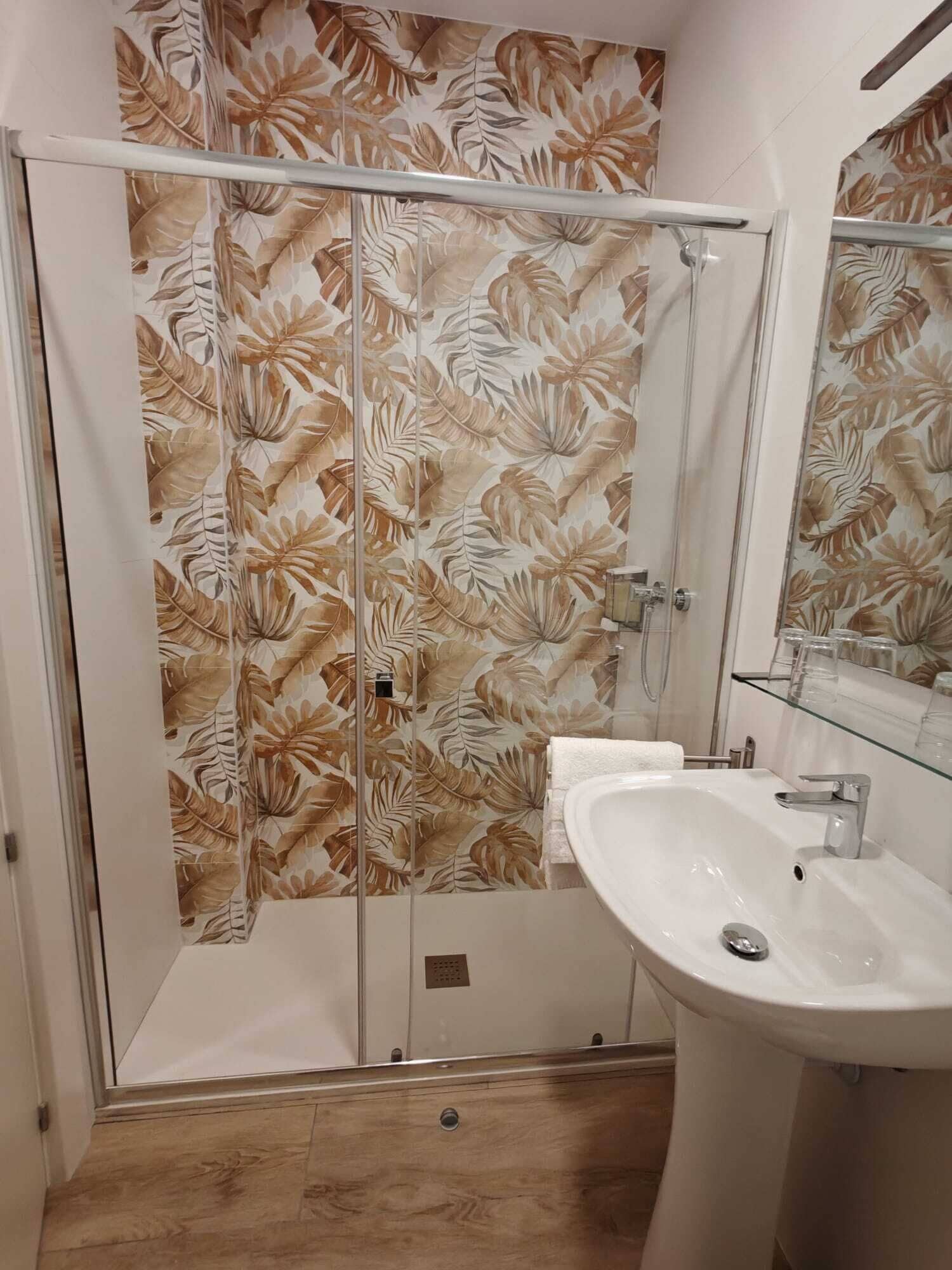 Een douche, een haardroger, handdoeken, zeep