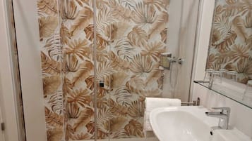 Een douche, een haardroger, handdoeken, zeep