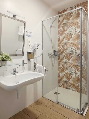 Quadruple Room | Desk, iron/ironing board, free WiFi - Bilbao ROOMS & KITCHEN Zabalburu (Bilbao)