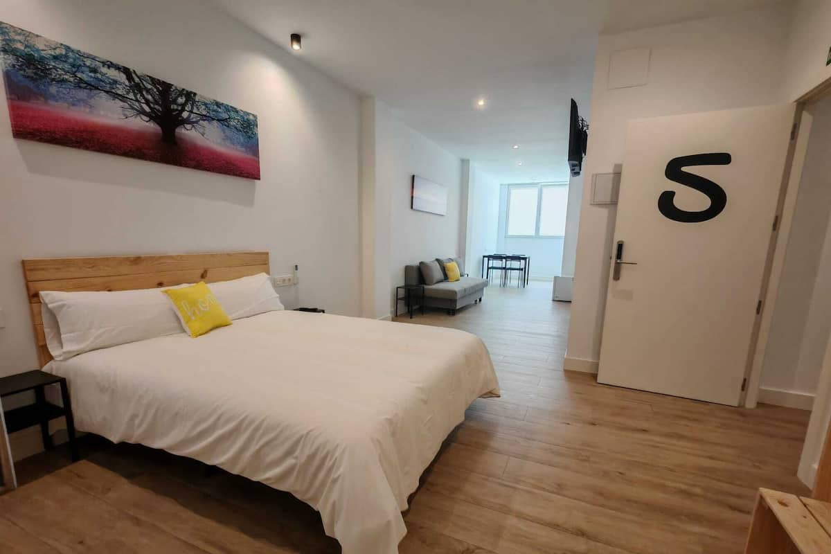 Vierpersoonskamer | Een bureau, een strijkplank/strijkijzer, gratis wifi