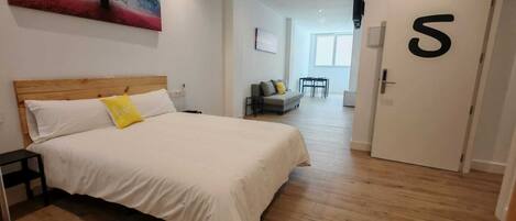 Kamar Quadruple | Meja kerja, setrika/meja setrika, dan Wi-Fi gratis