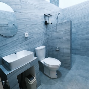 Douche, séchoir à cheveux, bidet, serviettes fournies