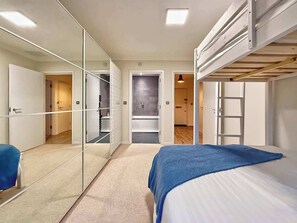 2 chambres, fer et planche à repasser, accès à Internet, literie fournie