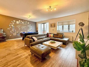 TV, DVD player, offices - Split level unique large 2BDR apartment (Chelmsford)