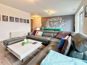 TV, DVD player, offices - Split level unique large 2BDR apartment (Chelmsford)