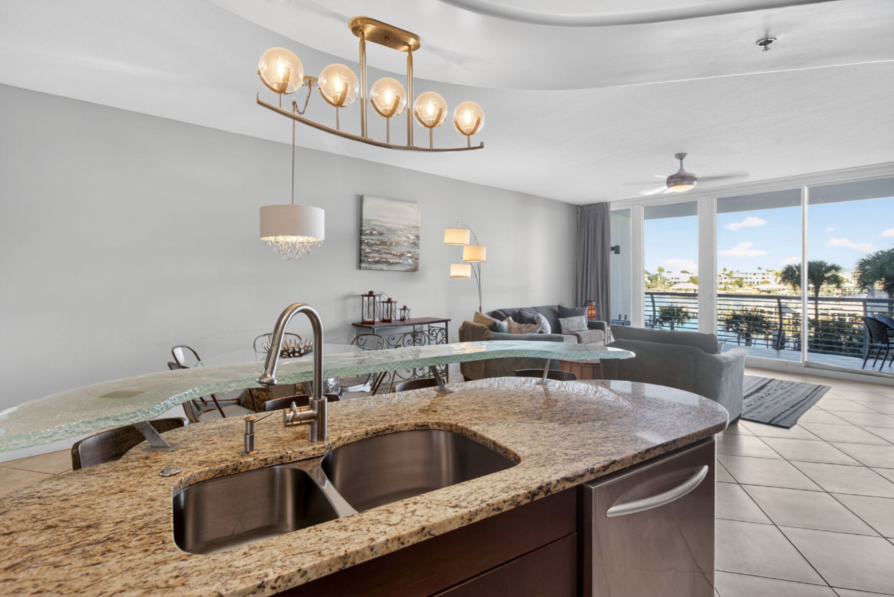 Appart'hôtel Signature, 2 chambres, balcon, vue fleuve | Cuisine privée | Réfrigérateur, micro-ondes, four, plaque de cuisson