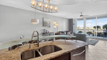 Appart'hôtel Signature, 2 chambres, balcon, vue fleuve | Cuisine privée | Réfrigérateur, micro-ondes, four, plaque de cuisson