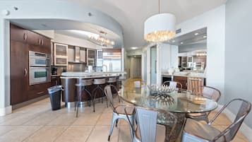Signature Condo, 2 Bedrooms, Balcony, River View | In-room dining