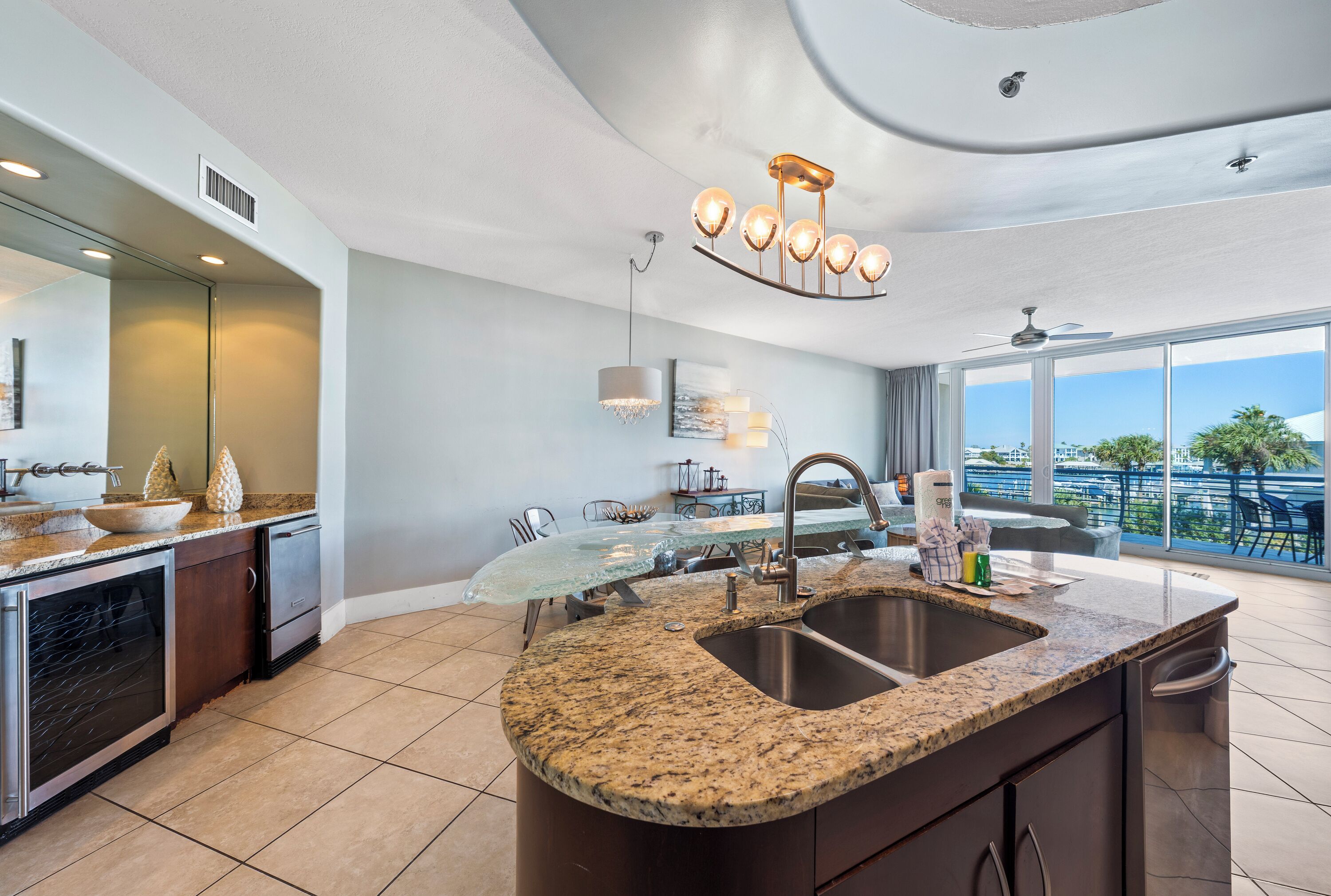 Signature appartement, 2 slaapkamers, balkon, uitzicht op rivier | Privékeuken | Een koelkast, een microgolfoven, een oven, een kookplaat