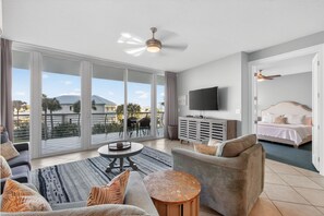 Appartamento Signature, 2 camere da letto, balcone, vista fiume | Soggiorno | Smart TV 32 pollici con canali digitali