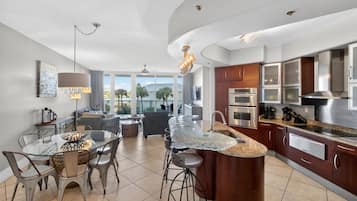 Refrigerador, microondas, horno, placa de cocina