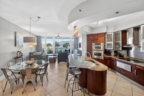 Bloc d'apartaments destacat, 2 dormitoris, balcó, vistes al riu | Cuina privada | Frigorífic, microones, forn i placa de cuina 