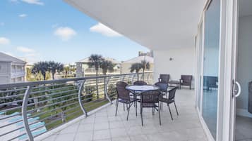 Signature Condo, 2 Bedrooms, Balcony, River View | Balcony