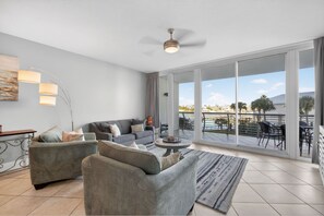 Appartamento Signature, 2 camere da letto, balcone, vista fiume | Soggiorno | Smart TV 32 pollici con canali digitali