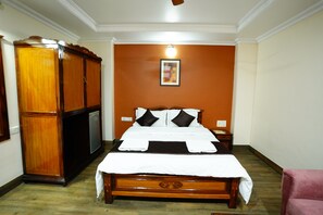 Desk, laptop workspace, free WiFi - Hotel Rosewood Retreat (Bengaluru)
