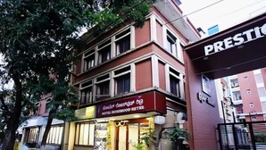 Un hôtel dont l’enseigne indique : « Hôtel Rosewood Retreat ».