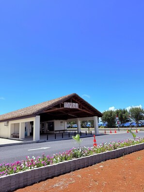 Exterior - Relax Into Island Time at The Four Palms Hideaway (Hope Island)