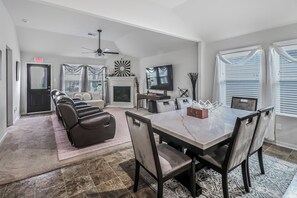 Dining - Charming house in fabulous Houston perfect for your next getaway (Houston)