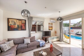 TV - Daffodil villa with a pool in Pernera, close to the beach (Famagusta)
