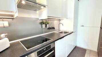 Frigorifero, microonde, forno, piano cottura