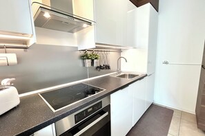 Réfrigérateur, micro-ondes, four, plaque de cuisson