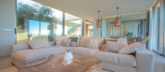 Exclusive luxury residence by the sea - long-term rental with panoramic views