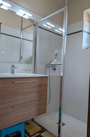 Shower, toilet paper - Typical stone house (Ribes)