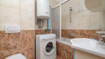 SĂšche-cheveux, serviettes fournies, savon, papier toilette