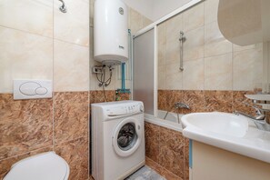 Sèche-cheveux, serviettes fournies, savon, papier toilette