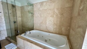 Dusch, hårtork, handdukar och tvål
