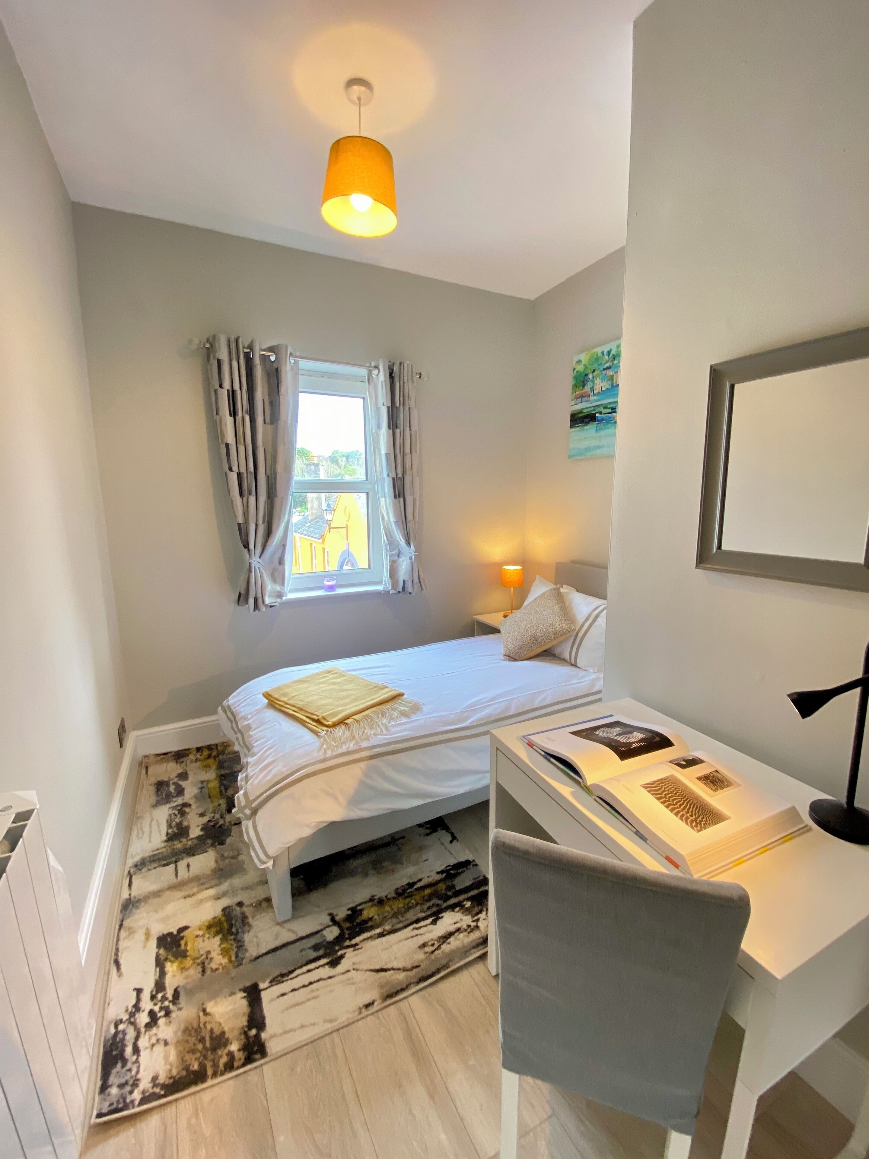 Een strijkplank/strijkijzer, reisbedje, wifi, beddengoed