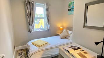 Een strijkplank/strijkijzer, reisbedje, wifi, beddengoed