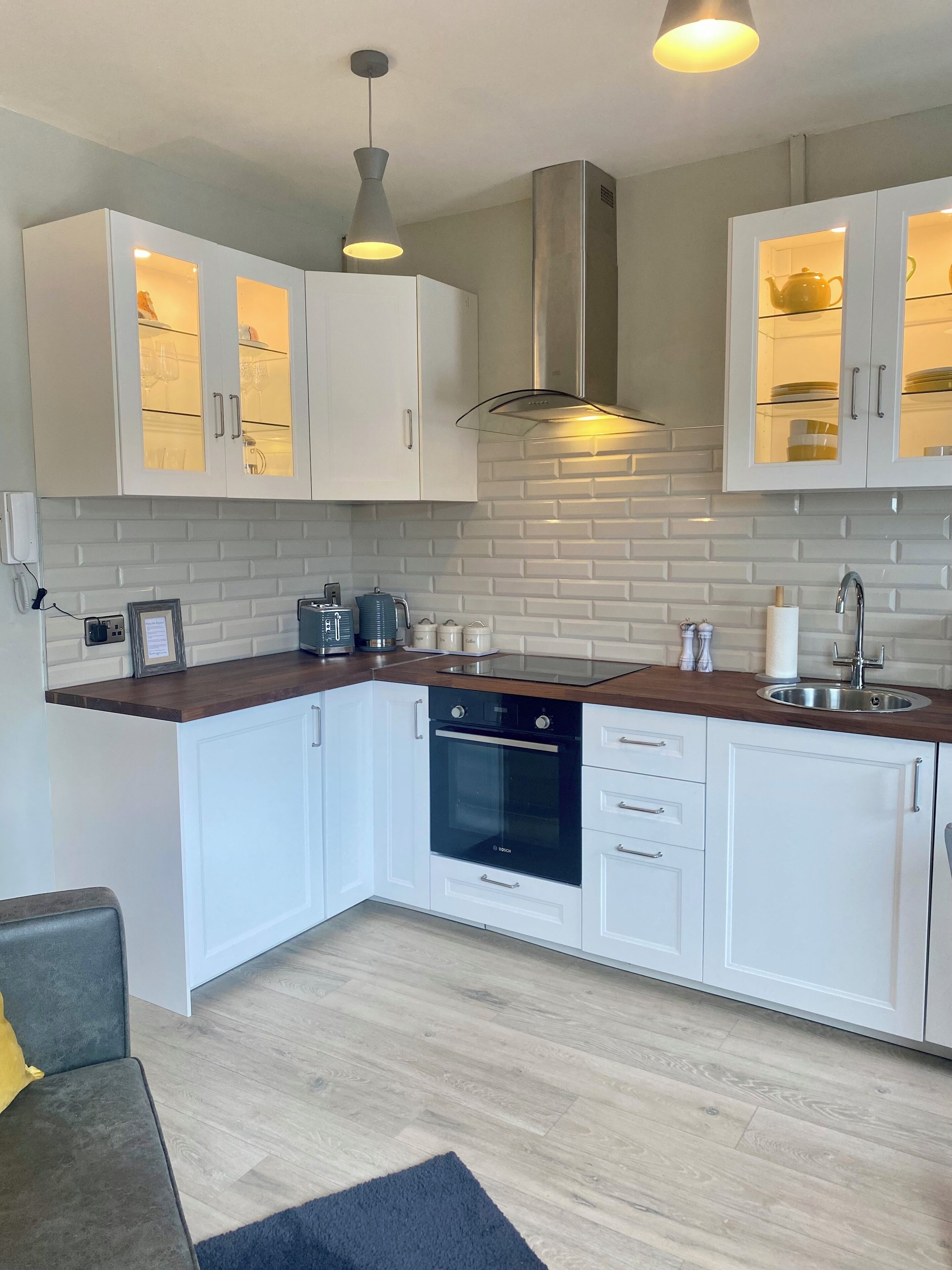 Een magnetron, een oven, een kookplaat, een vaatwasser